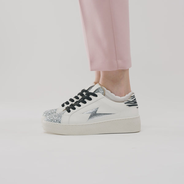 Sneakers éclair à lacets Vanessa Wu femme blanc et pailleté argent avec patch arrière zèbre