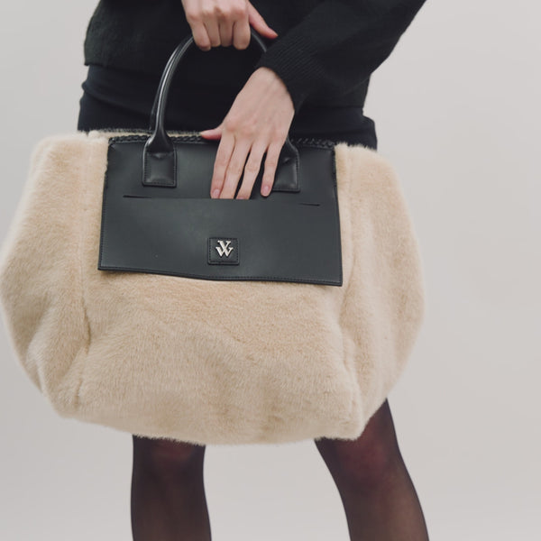 Sac cabas oversize beige en faux shearling avec poche extérieure camel Vanessa Wu femme