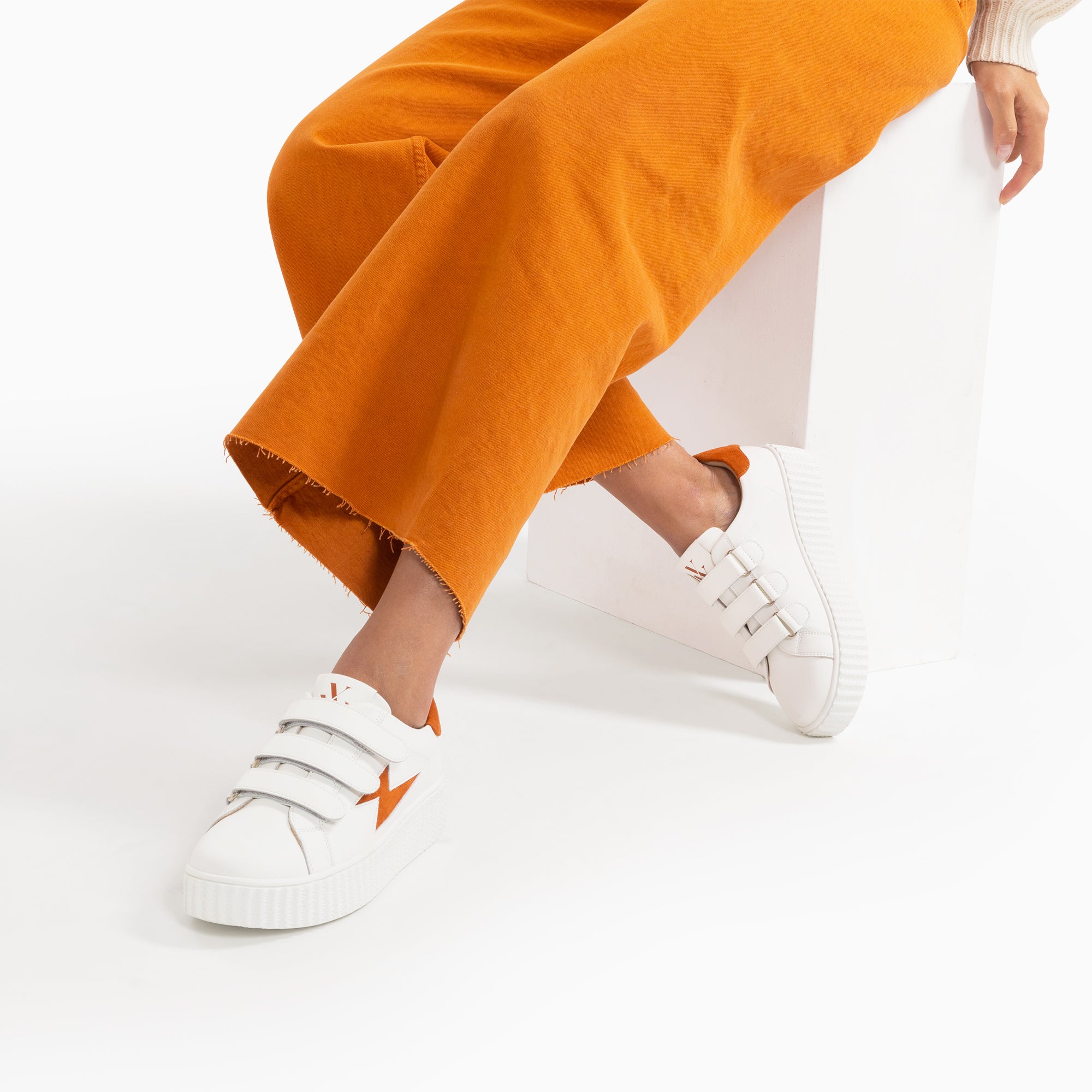 Baskets eclair Kim blanc et orange a scratchs Vanessa Wu