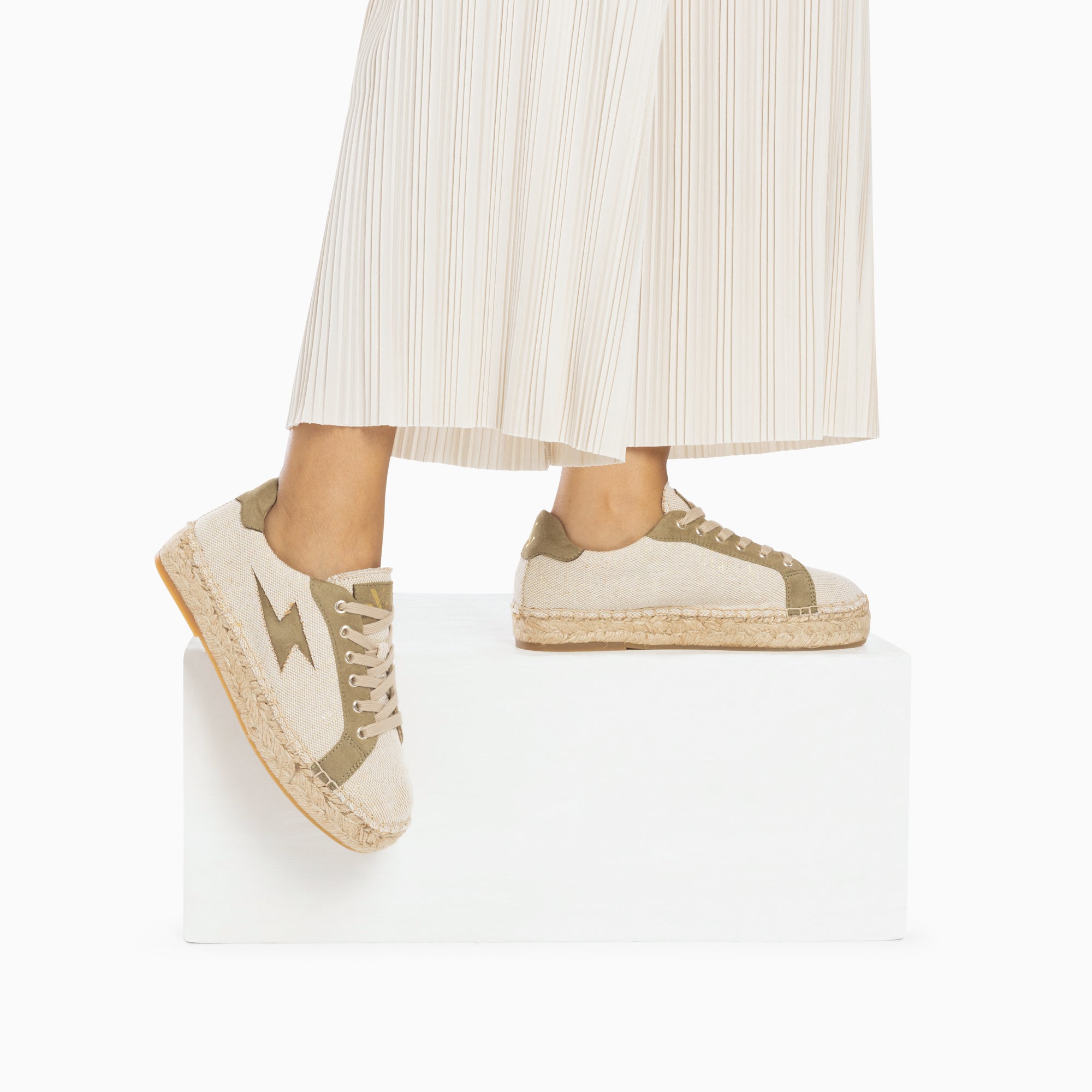 Baskets clair April beige et kaki semelle espadrille Vanessa Wu